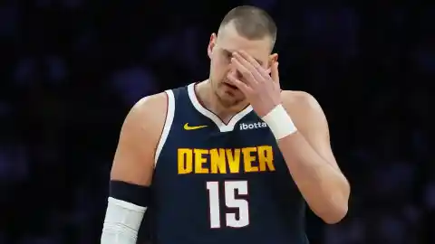 Imagen 1 de Revés para los Nuggets: Jokic se lesiona la rodilla y abandona cojeando el partido ante Miami Heat