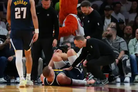 Imagen 1 de Una preocupante lesión de rodilla tumba al gigante Nikola Jokic en la derrota de los Nuggets ante los Heat y mantiene en vilo a la NBA