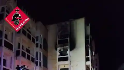 Imagen 1 de Una joven de 25 años fallece intoxicada en un incendio en una vivienda de Alicante