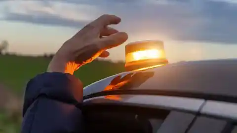 Imagen 1 de Cinco balizas V-16 que sí podrás usar en 2026 tras la retirada de algunos modelos por parte de la DGT