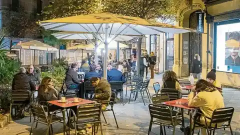 Imagen 1 de Las terrazas de la calle Enric Granados dejan de cerrar una hora antes