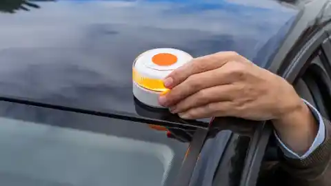 Imagen 1 de El Servei Català de Trànsit aclara que la nueva baliza V16, obligatoria desde el jueves, no está conectada con el 112