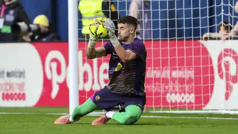 Imagen 1 de Derbi de alta tensión por Joan García: el Espanyol prohibe símbolos del Barça y pondrá redes detrás de las porterías