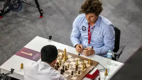 Imagen 1 de Magnus Carlsen gana su 20º Mundial de ajedrez tras cometer varios errores de novato y golpear la mesa