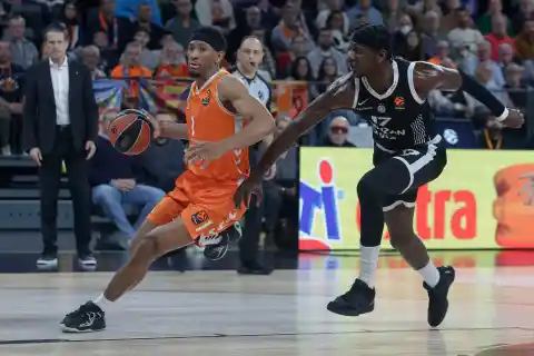 Imagen 1 de El Valencia Basket se pone líder de la Euroliga y el Mónaco castiga al Barcelona