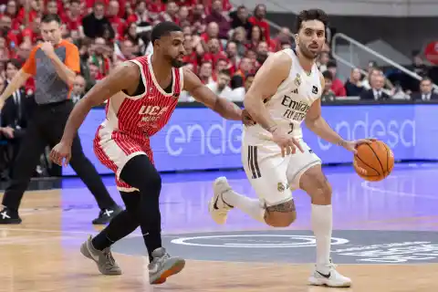 Imagen 1 de El Real Madrid gana en Murcia y termina 2025 en lo más alto de la tabla de la ACB