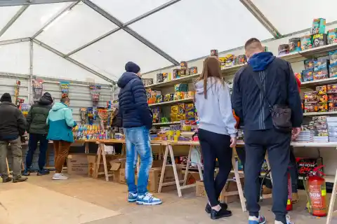 Imagen 1 de Petardos ilegales y un autobús a un mercadillo polaco: la fiebre alemana por la pirotecnia prende en Nochevieja