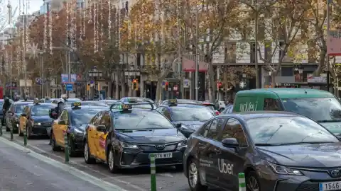 Imagen 1 de El contraataque de Uber, Cabify y Bolt para frenar la nueva ley que los barrerá de Barcelona