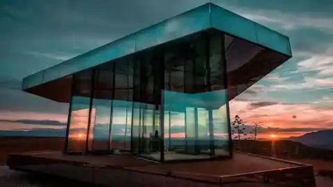 Imagen 1 de Una casa de cristal en mitad de la nada: el precio de pasar una noche en este desierto de Andalucía