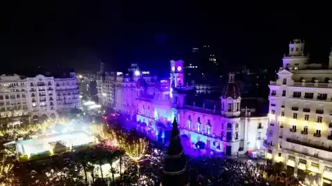 Imagen 1 de València despide 2025 con música, fuegos artificiales y unas campanadas infantiles