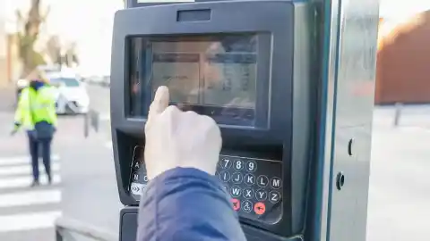 Imagen 1 de Los 22 barrios de Madrid que podrán tener parquímetros: tendrán que votar la zona SER en estas zonas