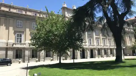 Imagen 1 de Inquietud entre los vecinos del palacio de Liria, casa de los Alba, desalojados para hacer pisos turísticos
