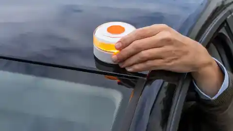 Imagen 1 de ¿La baliza V16 puede 'espiar' todos nuestros movimientos? Esto es lo que dice la DGT