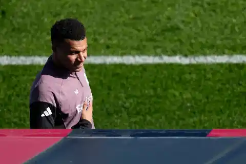 Imagen 1 de Mbappé, baja por un esguince de rodilla para el partido contra el Betis, es duda para la Supercopa