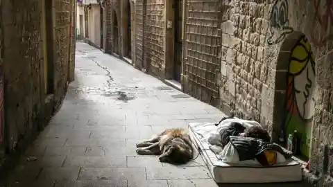 Imagen 1 de Investigan la muerte de un hombre que dormía en la calle en el Barri Gòtic de Barcelona
