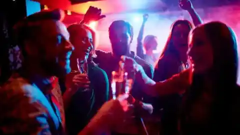 Imagen 1 de ¿Las bebidas isotónicas ayudan a prevenir la resaca?