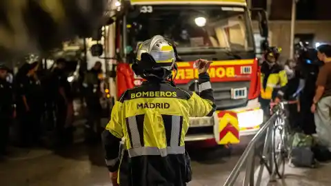 Imagen 1 de Los bomberos rescatan a cuatro personas en un incendio en un piso en Madrid, dos de ellas en estado grave
