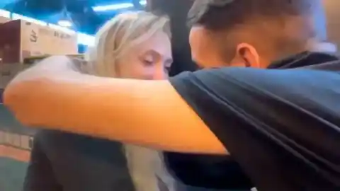 Imagen 1 de Un hombre acosa a una 'streamer' en pleno directo e intenta besarla