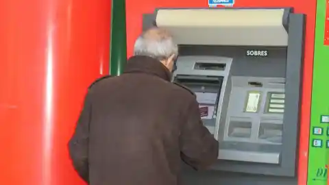 Imagen 1 de Así funciona la estafa en cajeros para engañar a personas mayores y vaciarles la cuenta