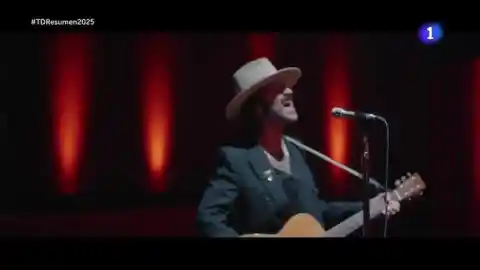 Imagen 1 de Leiva rinde un aplaudido homenaje a Robe Iniesta en el resumen especial de TVE