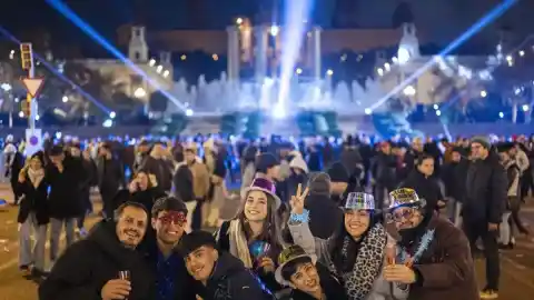Imagen 1 de Más de 115.000 personas asisten al espectáculo de Nochevieja de Montjuïc en Barcelona