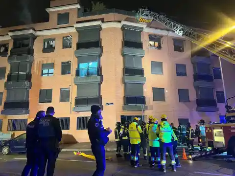 Imagen 1 de Una mujer de 90 años y sus dos hijos, muertos en el incendio de su vivienda en Carabanchel