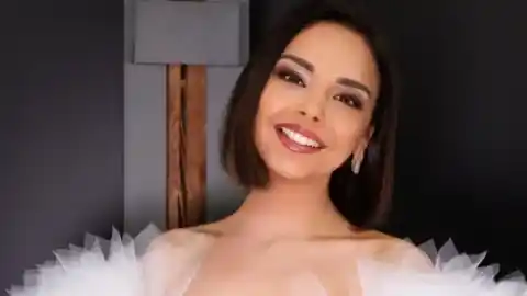 Imagen 1 de Así es la elegante vitrina del salón de Chenoa: alta, moderna y con mucho almacenaje