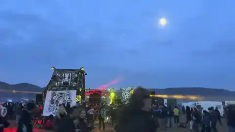 Imagen 1 de Más de mil personas celebran una 'rave' ilegal de Año Nuevo en Albacete