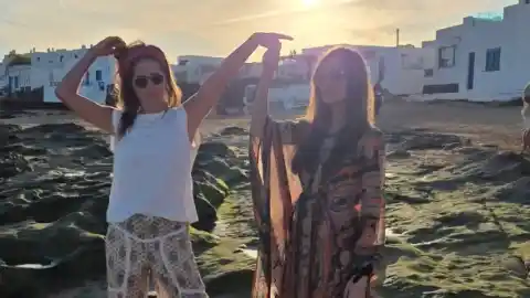 Imagen 1 de Sara Carbonero e Isabel Jiménez comienzan 2026 en la La Graciosa: "Sigamos bailándonos la vida"