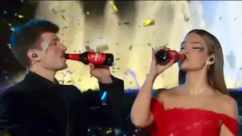 Imagen 1 de El brindis a morro con cerveza en las campanadas de TV3 levanta ampollas