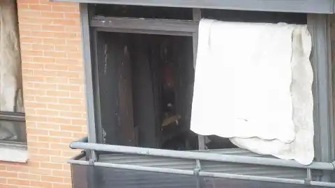 Imagen 1 de Incendio en Carabanchel: dos de las víctimas mortales, unos hermanos de 56 y 60 años, fueron hallados abrazados en el baño