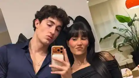 Imagen 1 de Aitana y Plex entran en el año nuevo juntos y muestran su amor en redes sociales en una cena con varios amigos