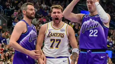 Imagen 1 de Doncic destroza otro récord y hace magia con los Lakers: el tremendo caño a Kevin Love que se ha hecho viral
