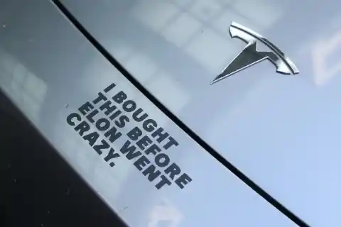 Imagen 1 de Tesla cede el trono del coche eléctrico mundial a BYD en otro año marcado por el retroceso de ventas