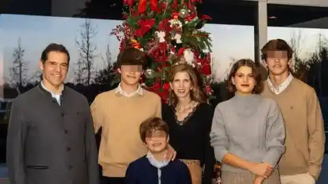 Imagen 1 de Luis Alfonso de Borbón y su mujer, la 'princesa' Margarita, felicitan la Navidad a 'su' país, Francia, en un mensaje en francés