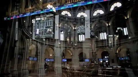 Imagen 1 de El Ibex 35 estrena el año con un alza de un 1% y un nuevo máximo histórico al filo de los 17.500 puntos