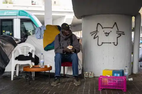 Imagen 1 de El repliegue de la Generalitat deja a parte de los desalojados del B9 en un limbo asistencial