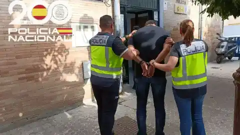 Imagen 1 de Un hombre se niega a devolverle su dinero a un joven, le roba el teléfono y le apuñala en el pecho: ha ingresado en prisión