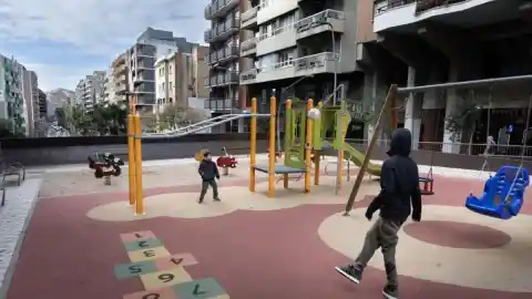 Imagen 1 de Barcelona solo culmina dos de los diez parques infantiles ejemplares en accesibilidad