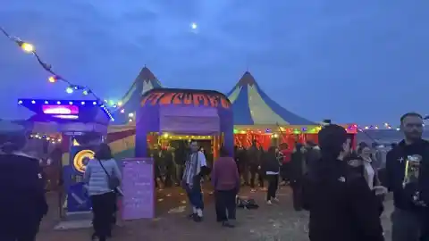 Imagen 1 de Los 'ravers' de Albacete reivindican su fiesta "pacífica" y los vecinos les dan la bienvenida: "Son muy agradables, incluso te animan a ir"