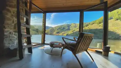 Imagen 1 de Este es el alojamiento de la Ribeira Sacra donde Mario Casas grabó 'Zeta': ¿cuánto cuesta reservarlo?