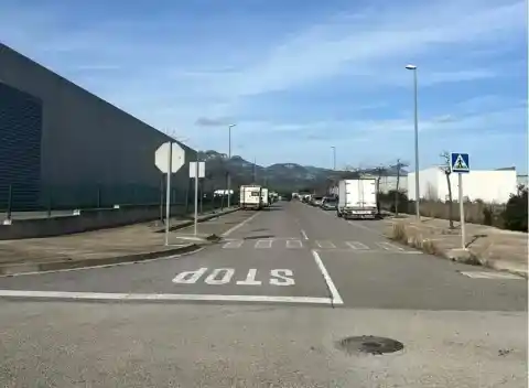 Imagen 1 de La rave de La Sénia se instala en una nave donde la crisis frenó una planta de biomasa