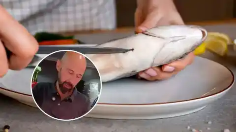 Imagen 1 de Luis, pescadero: "¿Sabías que muchas merluzas vienen con anisakis? Se le tiene que quitar esta parte"
