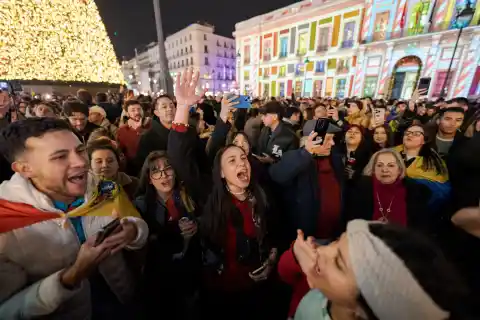 Imagen 1 de Miles de venezolanos celebran en la Puerta del Sol de Madrid la captura de Maduro: “Este Gobierno ya cayó”