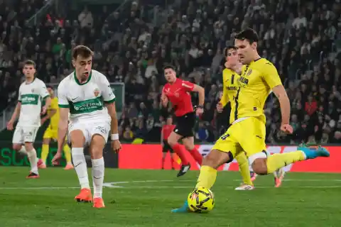 Imagen 1 de Despierta Mikautadze y el Villarreal atiza a un Elche desorientado