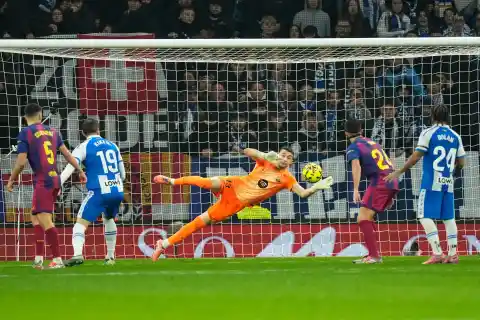Imagen 1 de Un excelso Joan García brilla y resiste ante el ruido de El Prat en el derbi