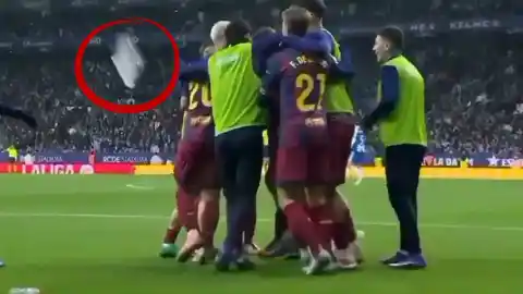 Imagen 1 de Botellazos en Cornellá a los jugadores del Barça mientras celebraban el gol de Lewandowski