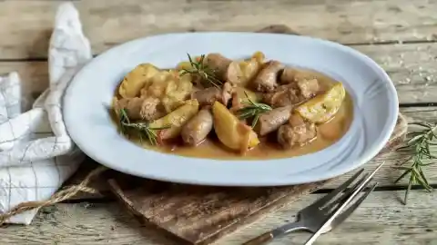 Imagen 1 de Descubre cómo la dulzura de la manzana potencia el sabor de la longaniza en un plato sencillo y sabroso