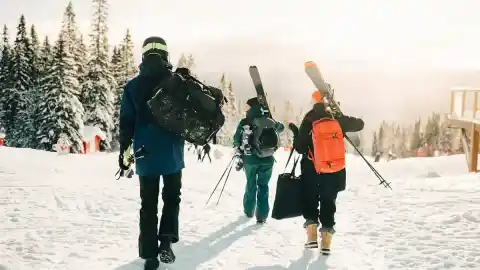 Imagen 1 de Amazon tira la casa por la venta con casi un 40% en esta bolsa para las botas de esquí de Salomon