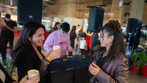 Imagen 1 de Las ‘coffee’ raves ya no son para el verano: “Amo una fiesta de mañana, saludable y sin alcohol”